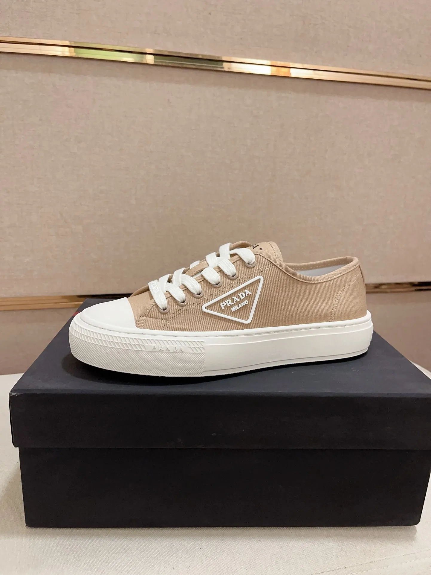 Men's shoes 💰 580💰 ✔️✔️✔️High-quality new PRADA counters are launched at the same time. The new men's shoes and 😘fabrics are selected from first-layer cowhide and are made by pure handicrafts. Lining: Full cowhide lining. 👍🏿 High-end ☄️ air-cushion molded anti-slip rubber outsole, exquisite lines, simple and elegant, comfortable and high-end for leisure travel. Code number: 38 to 44 (45 can be customized)
